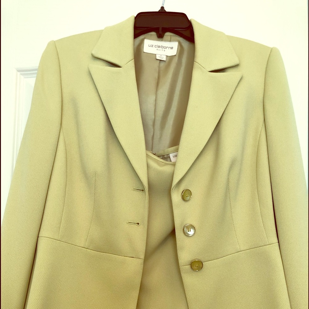 Suit with skirt